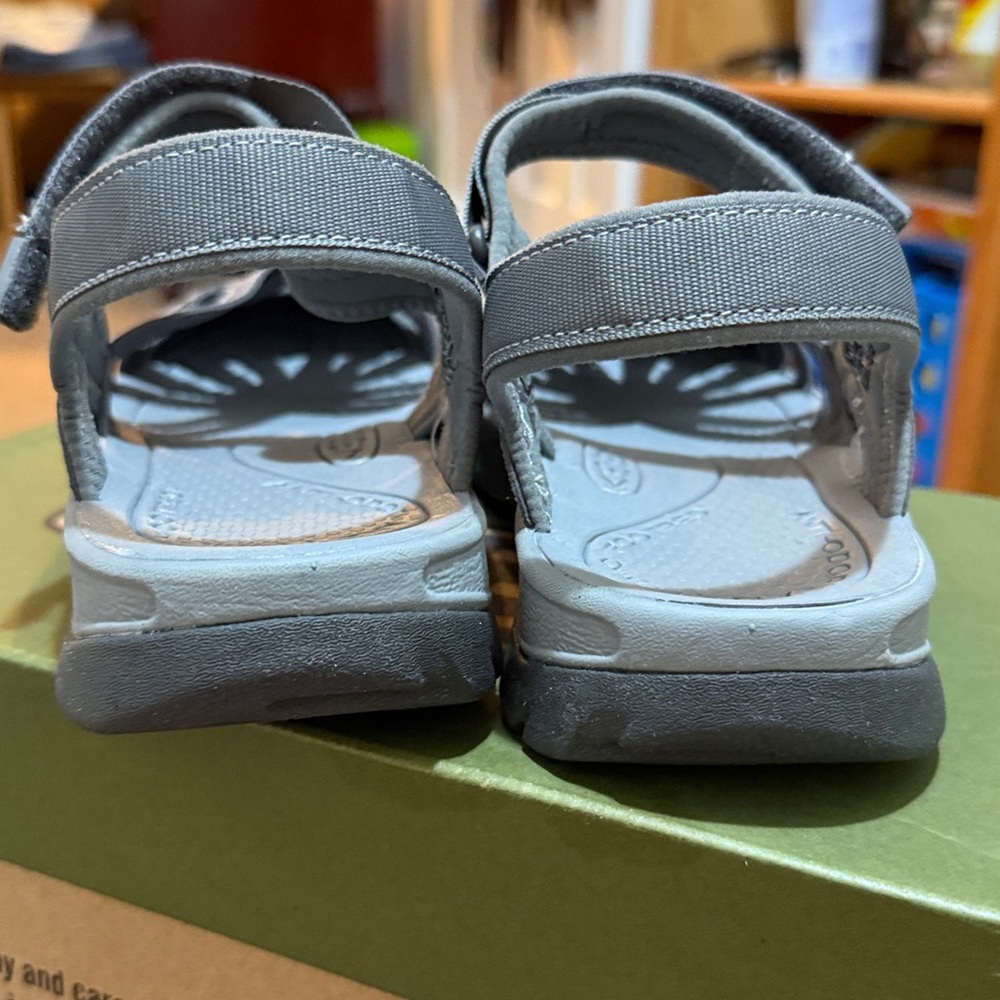Keen Rose Sandal color is Gargoyle Raven 9 - Picture 2 of 8